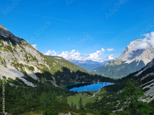 fantastica toma aerea de el lago seebensee en las montañas austriacas