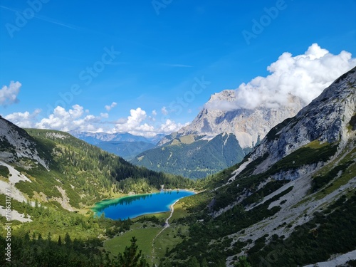fantastica toma aerea de el lago seebensee en las montañas austriacas