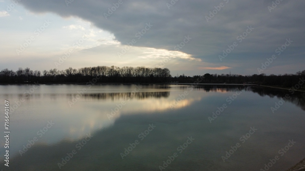 Atardecer en el lago Langwiedersee en Bayern Alemania 