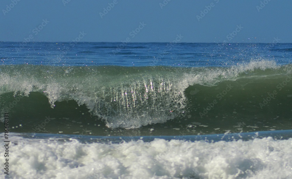 Obraz premium a beautiful wave on a beach in the Caribbean Sea