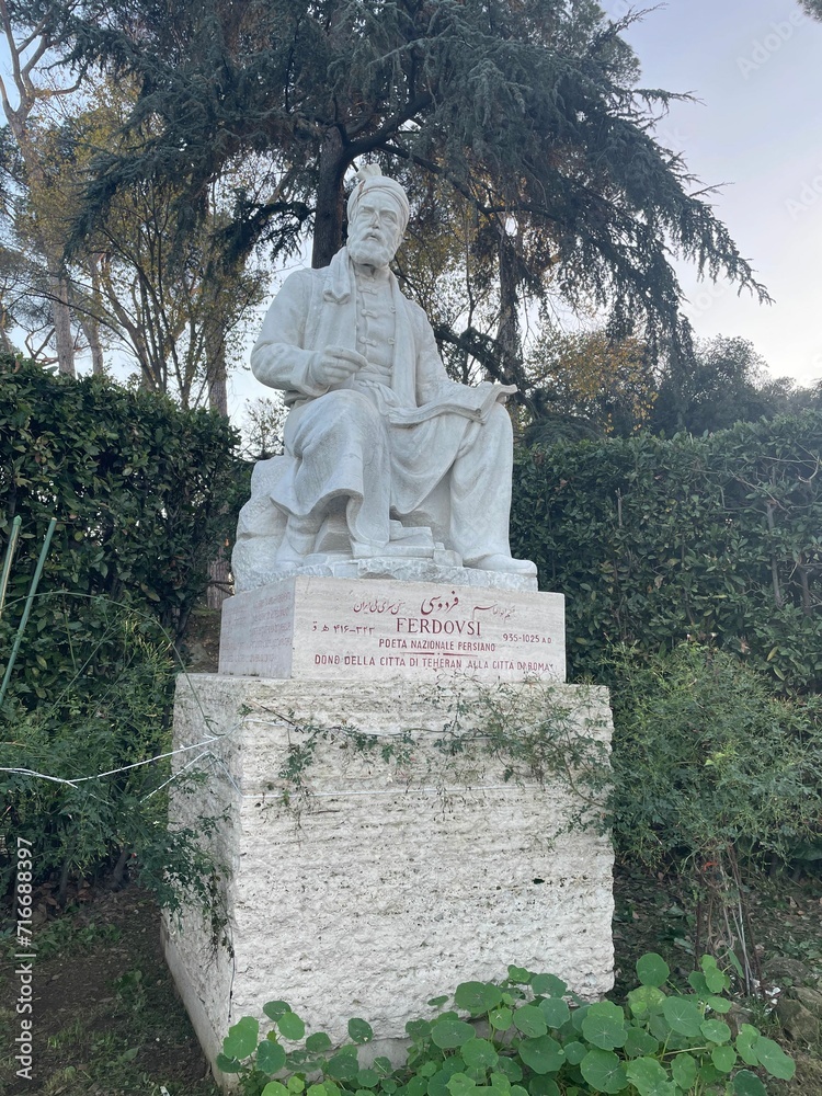 Obraz premium Ferdowsi statue of a person in a garden