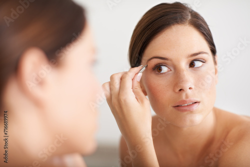 Foto Beauty, mirror and woman with tweezers for eyebrow maintenance, hair removal or cosmetic treatment