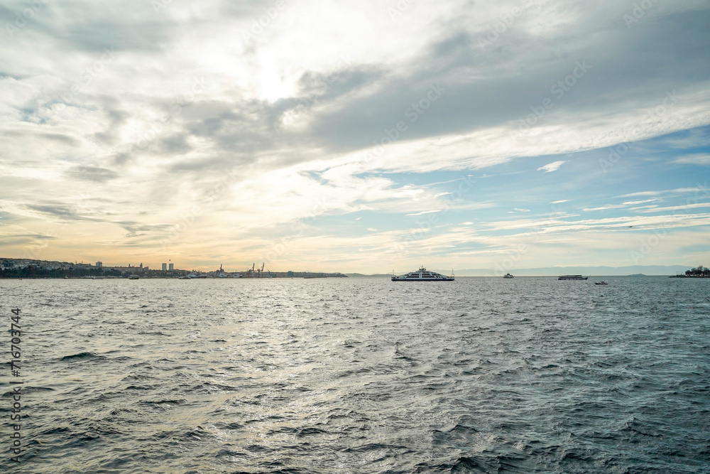 Obraz premium Uskudar view from Istanbul Bosphorus cruise