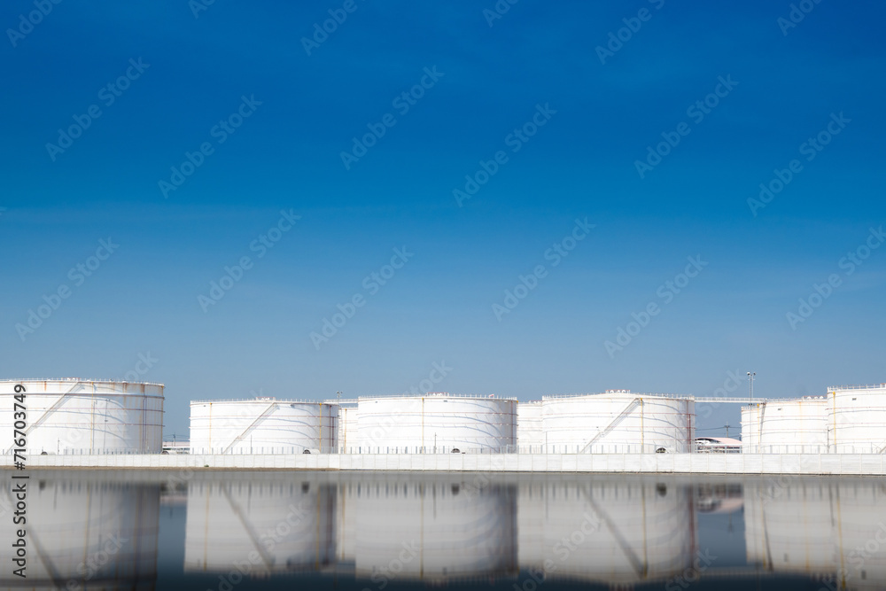 Large oil tanks are a critical component of the global oil industry. They are used to store large quantities of oil in a safe and efficient manner