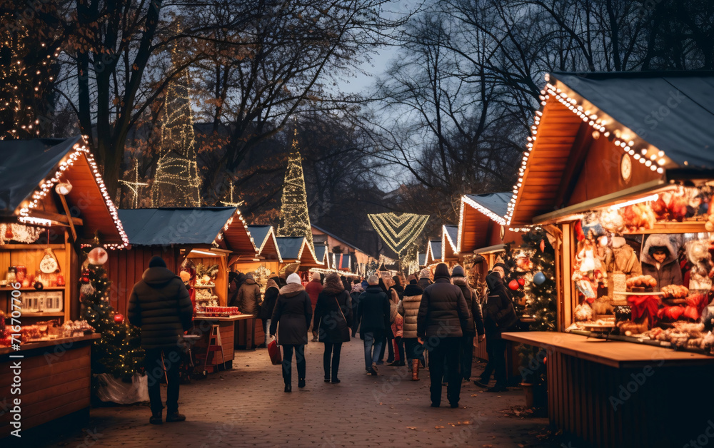 Naklejka premium Christmas market and decorations, crowd of people doing Christmas and New Year shopping in a festive atmosphere
