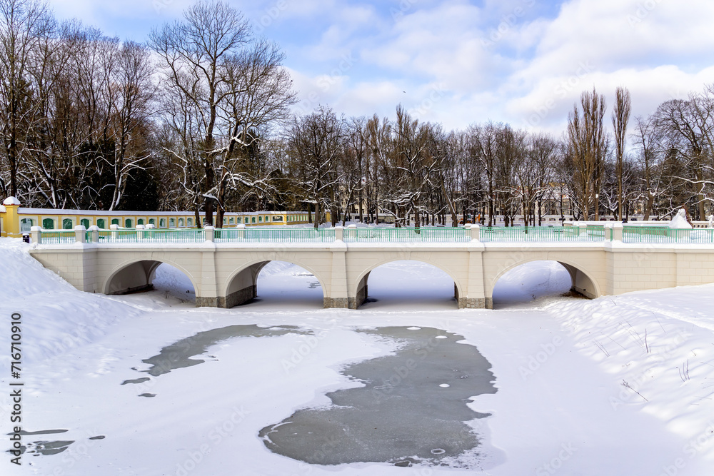 Śnieżna zima w ogrodach Pałacu Branickich, Wersal Podlasia, Polska