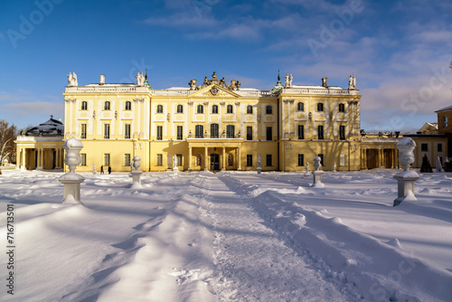 Śnieżna zima w ogrodach Pałacu Branickich, Wersal Podlasia, Polska