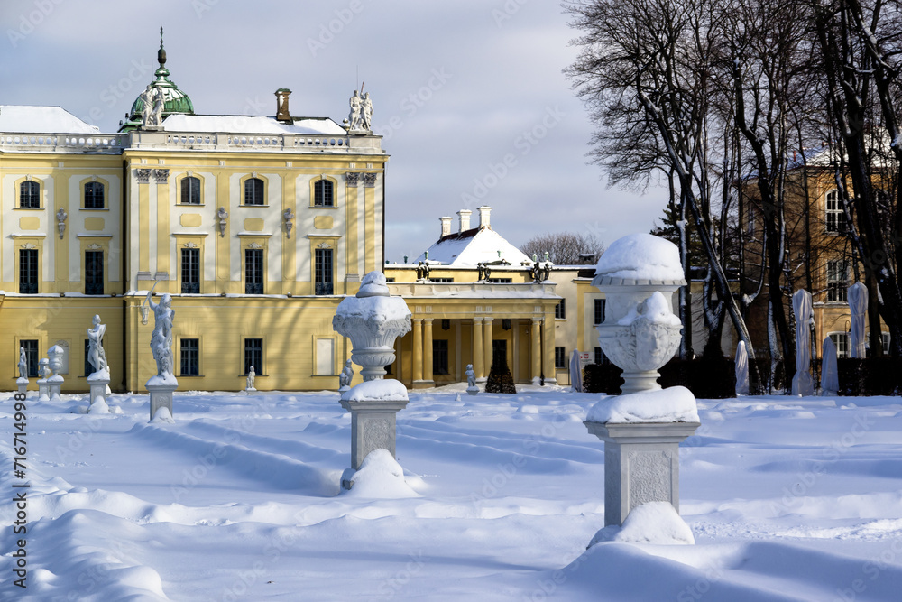 Śnieżna zima w ogrodach Pałacu Branickich, Wersal Podlasia, Polska