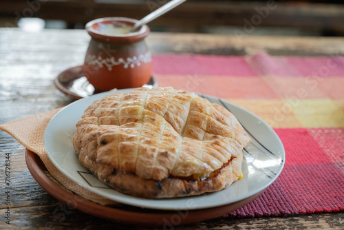 Fotografía Lepinja, a traditional flat bread from Serbia, a yeast-raised, spongy flatbread that's popular all over the Balkans and similar to pide or pitta