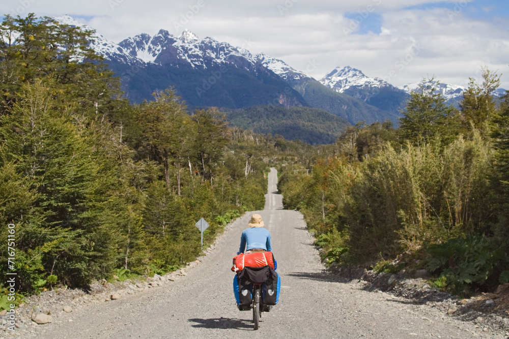 Radlerin auf der Carretera Austral in Chile, Südamerika