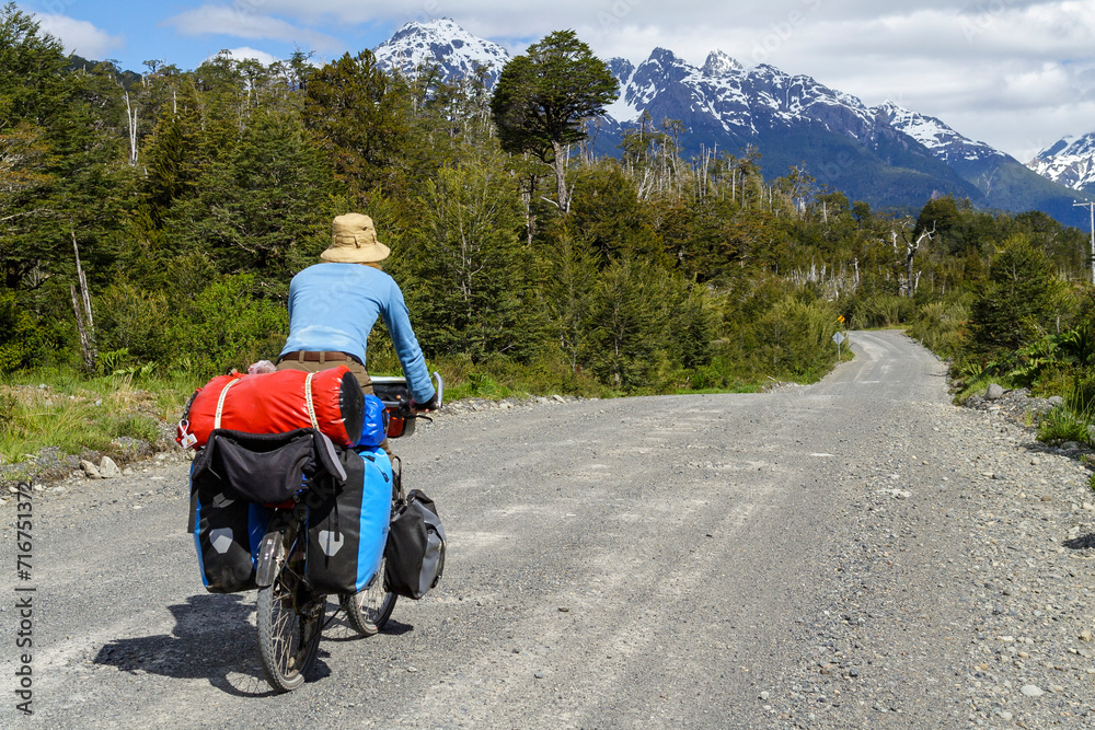 Radlerin auf der Carretera Austral in Chile, Südamerika