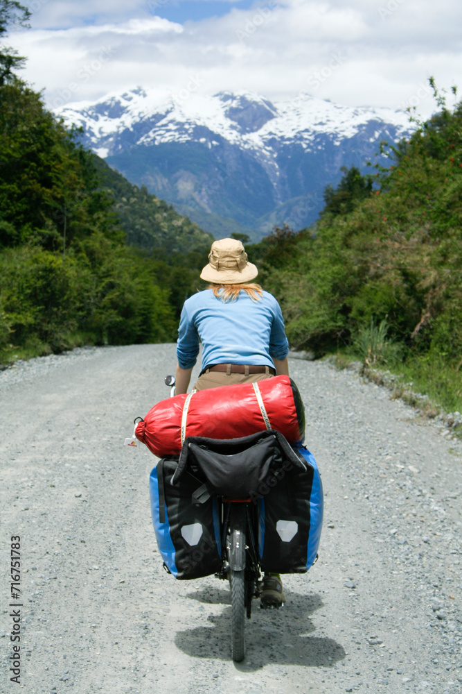 Radlerin auf der Carretera Austral in Chile, Südamerika