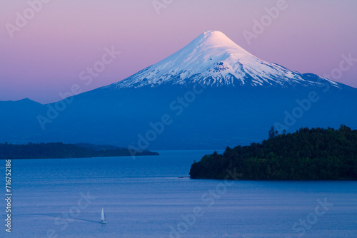 Obraz na płótnie Vulkan Osorno und Lago Llanquihue, Puerto Octay, Seengebiet, Chile, Südamerika w salonie