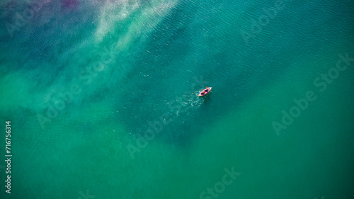 Vue aérienne d'un kayak en mer, Bretagne
