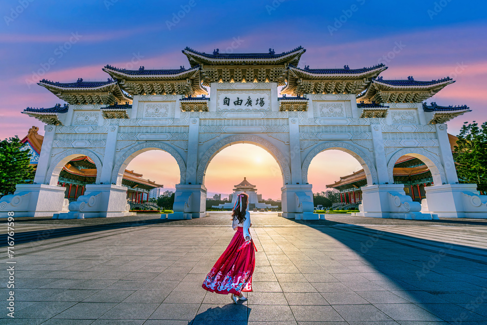 Obraz premium Asian woman in chinese dress traditional walking in Archway of Chiang Kai Shek Memorial Hall in Taipei, Taiwan. Translation: 