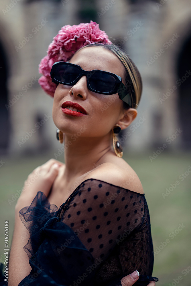 Chica joven rubia con traje flamenco posando en antiguo monasterio Chica joven rubia con traje flamenco posando en antiguo monasterio