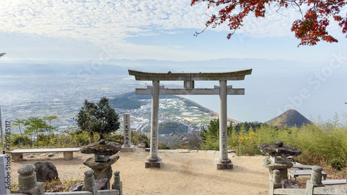 天空鳥居のように見える「高屋神社（本宮）」