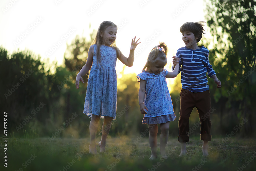 Obraz premium Children walk in the summer in nature. Child on a sunny spring morning in the park. Traveling with children.