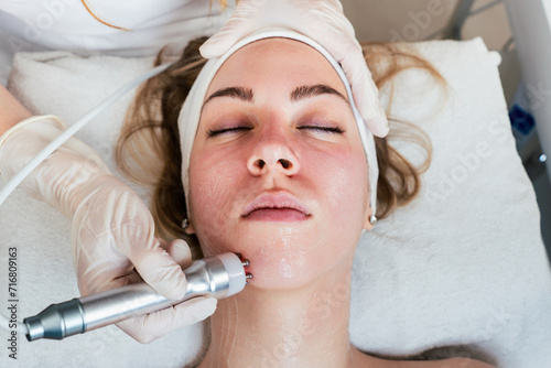 Konstfotografi Young woman receiving modern radio-frequency face tightening treatment