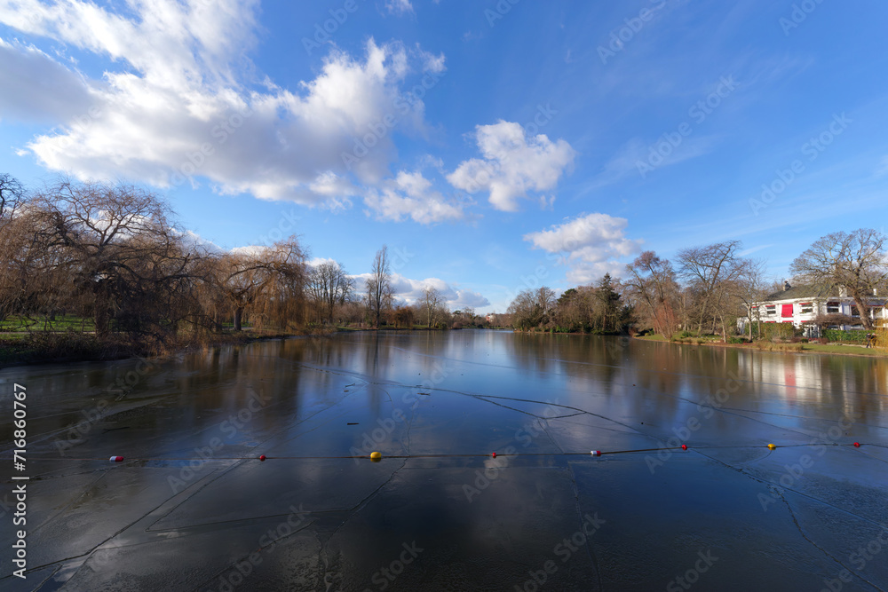 Obraz premium The frozen Daumesnil lake at Bois de Vincennes in the 12th arrondissement of Paris city