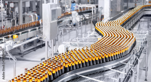 Foto Brown glass beer bottles on conveyor belt Automated brewery industry manufacturi