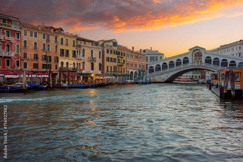 Obraz premium Rialto Bridge of Venice on the Grand Canal, Italy