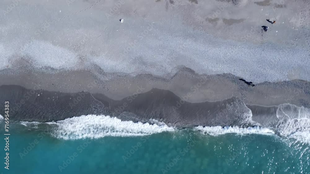Foto dall'alto delle onde che si infrangono sulla spiaggia costiera. Surf sulla spiaggia tropicale. Vista aerea astratta sull'oceano