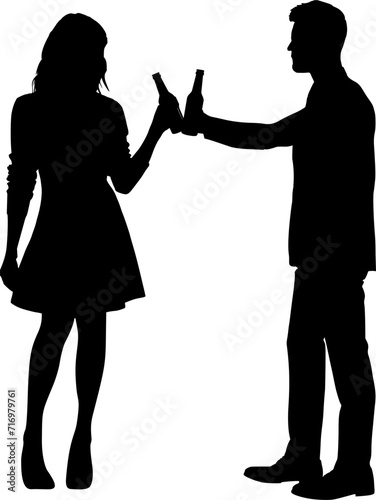 Vektor Silhouette Körper Mann und Frau - Anstoßen mit Flaschen- Getränke - Bier Party