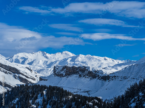paysage du beaufortain avec montagne secteur lac du roselend, neige et ciel bleu, avec cascade de glace le long de la falaise