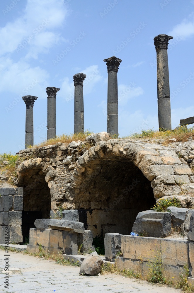 Columnas en ruinas en Umm Qais, Jordania, Oriente Medio