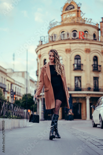 Chica joven con pelo rizado posando en la calle © MiguelAngelJunquera