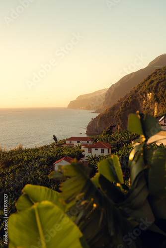 Atardecer en una costa de Madeira (ID: 717085127)