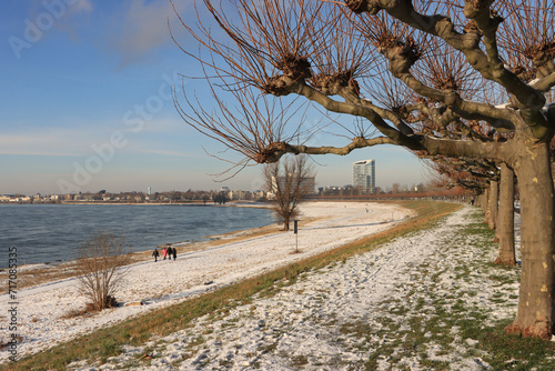 Winterspaziergang am Rhein; Promenade in Düsseldorf-Oberkassel mit Blick nach Heerdt photo