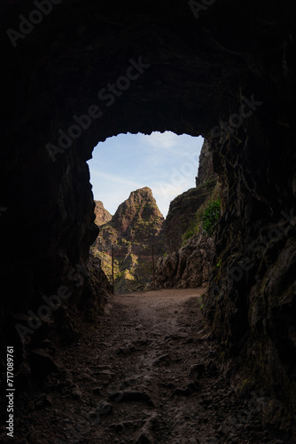 Cueva con una montaña de fondo (ID: 717089761)