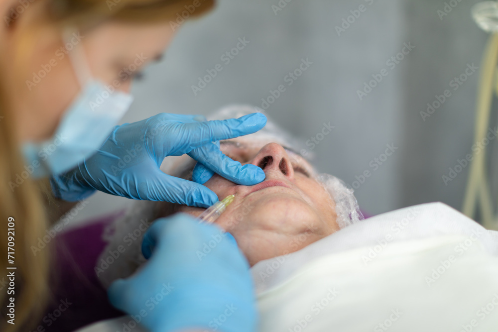 The cosmetologist works with disposable gloves and a surgical mask. The cosmetologist works with disposable gloves and a surgical mask.