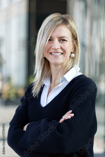 Cuadro en lienzo Portrait of young adult businesswoman in formal dress outdoors