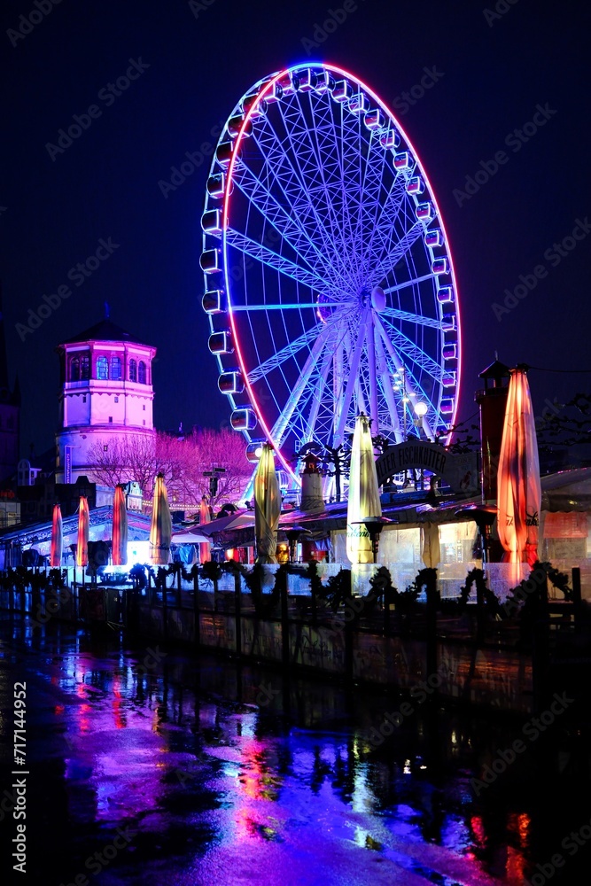 Panorama von Düsseldorf mit Riesenrad in der Altstadt bei Nacht