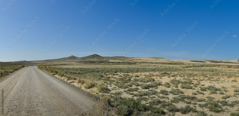 Obraz premium vu panoramique sur route dans désert de Navarre en Espagne ciel bleu 