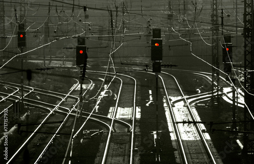 Parallel verlaufende Gleise in einem Rangierbahnhof ohne Eisenbahnwaggons und Lokomotiven mit auf rot gesetzten Signalen als Symbol für absoluten Stillstand bzw. Streik der Eisenbahn photo