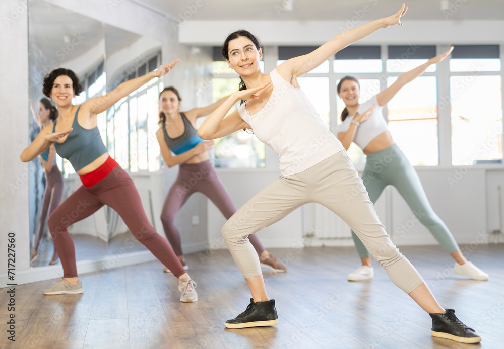Obraz premium Funk jazz dancers practicing dance moves in the studio