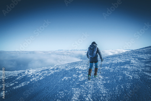 Fototapeta Naklejka Na Ścianę i Meble -  Turysta nad chmurami schodzący z Babiej góry, widok na Tatry