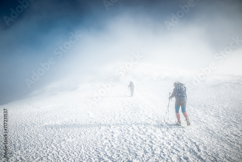 Fototapeta Naklejka Na Ścianę i Meble -  Turyści idący na Babią Górę, zima, nad chmurami