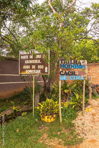 placa de informação turística na cidade de Buenópolis, Estado de Minas Gerais, Brasil