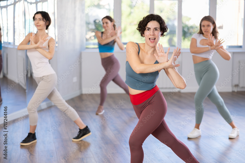 Obraz premium Group of women dancing energetic modern dance in studio
