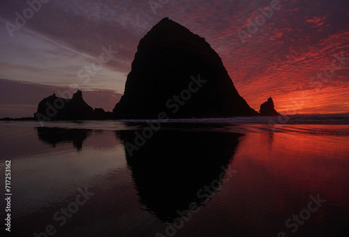 Fototapeta Naklejka Na Ścianę i Meble -  sunset at cannon beach, oregon 
