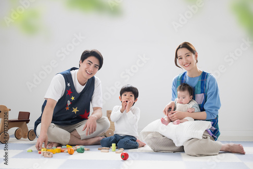保育士の転職採用イメージ 赤ちゃんと子どもたちとカメラ目線でにっこり笑顔