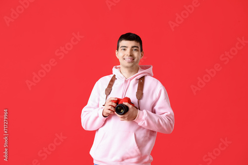 Young male photographer wit...