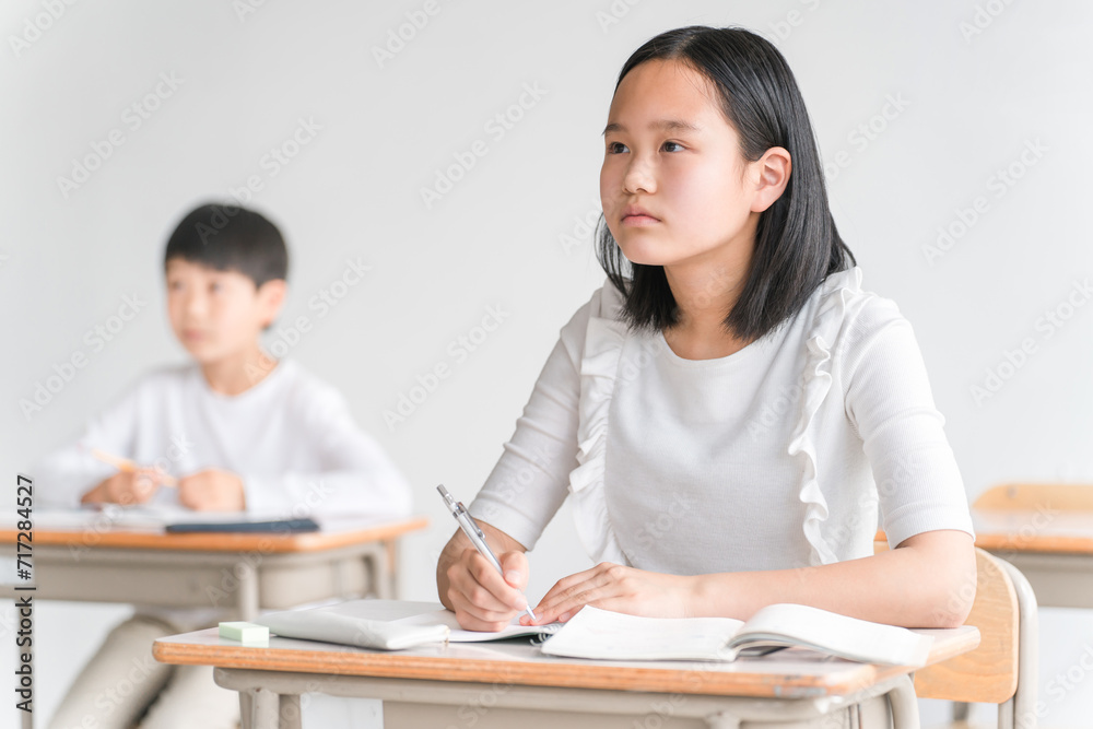学校の教室で勉強する小学生の男女(女子・授業・教育・学童・児童クラブ・学童保育)
学校の教室で勉強する小学生の男女(女子・授業・教育・学童・児童クラブ・学童保育)