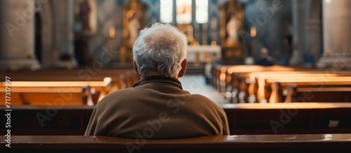 Foto Elderly man sits in church, seeking salvation and worship at cathedral