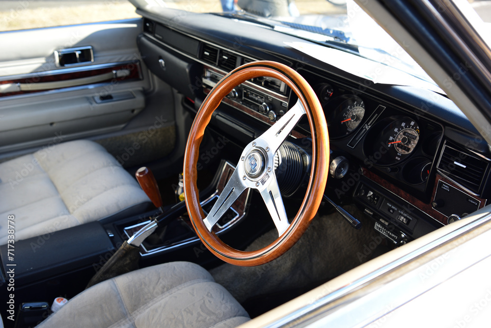 Obraz premium レトロな乗用車の室内